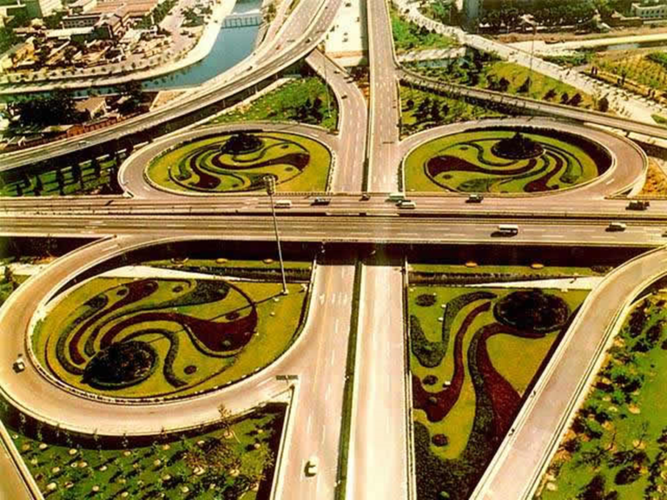 城市道路绿地的种植类型有哪两大类，道路绿化属于哪类绿地类型。